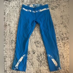 Lululemon 3/4 length blue leggings w/ design